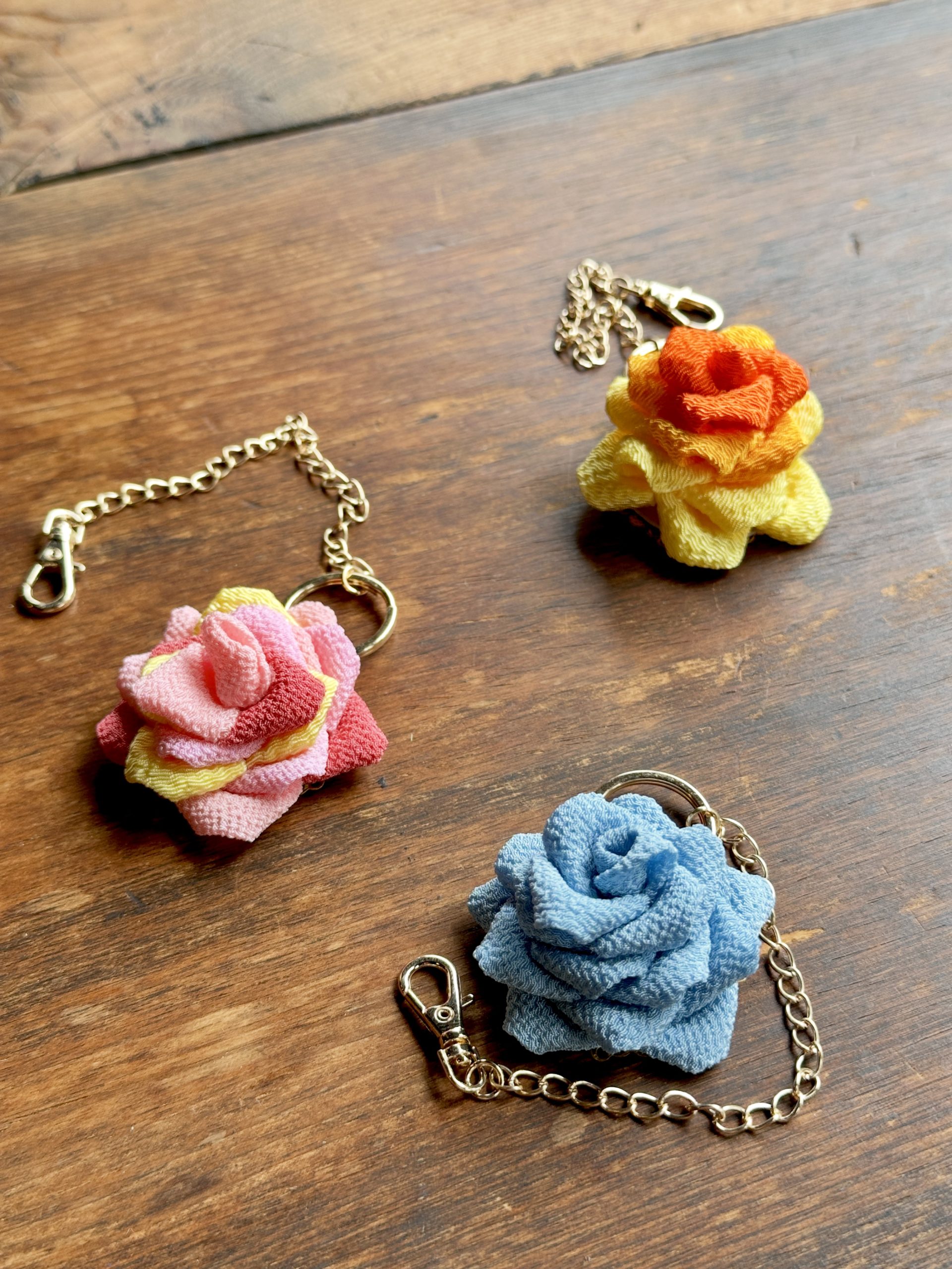 つまみ細工で薔薇のバッグチャームを作ろう！